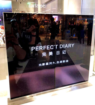 ประเทศจีน จอแสดงผล OLED ความสว่างสูงโปร่งใสสำหรับห้างสรรพสินค้า 500 Nits ผู้ผลิต